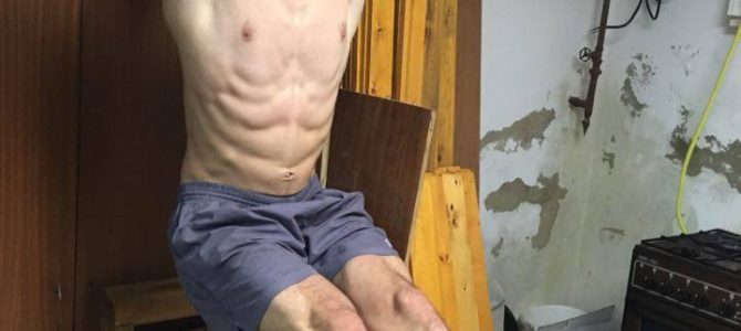 Zdvíhanie nôh vo vise učinný spôsob ako cvičiť brucho na hrazde Zdvíhanie nôh vo vise učinný spôsob ako cvičiť brucho na hrazde